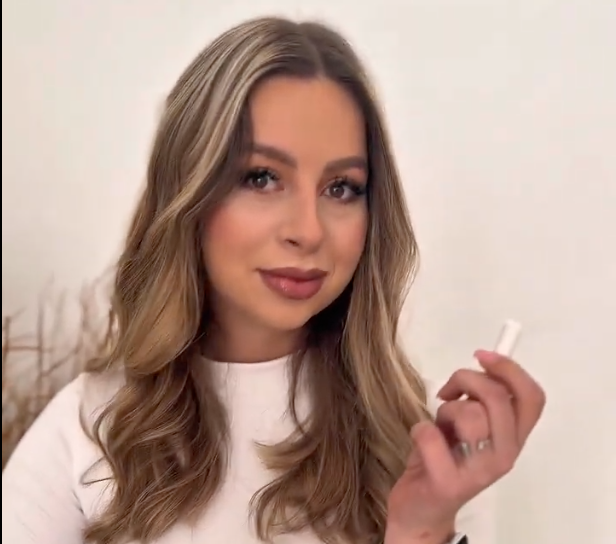Jessi Y. präsentiert einen MinaDays Tampon